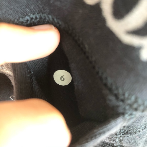 Lululemon crop leggings spellout waistband 6 - Picture 5 of 5